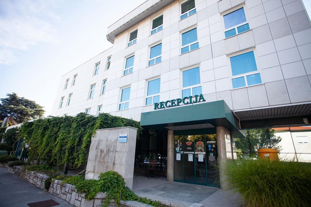 HOTEL PRUNK, RESTAVRACIJA, SEŽANA, LOKEV cover